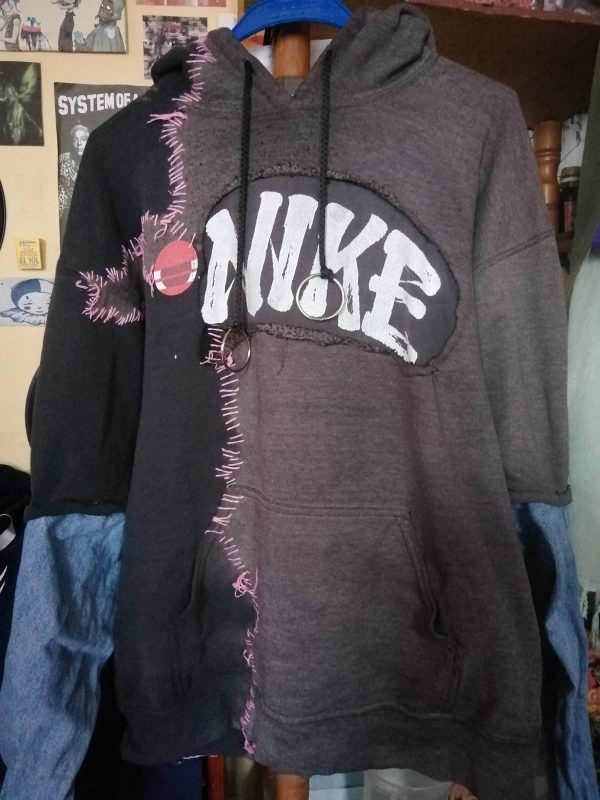 Hoodie Patchwork Alternativo - "Rebeldía en Cada Puntada" (Talla XL, Nike)